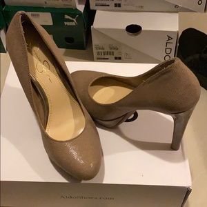 Jessica Simpson beige pumps